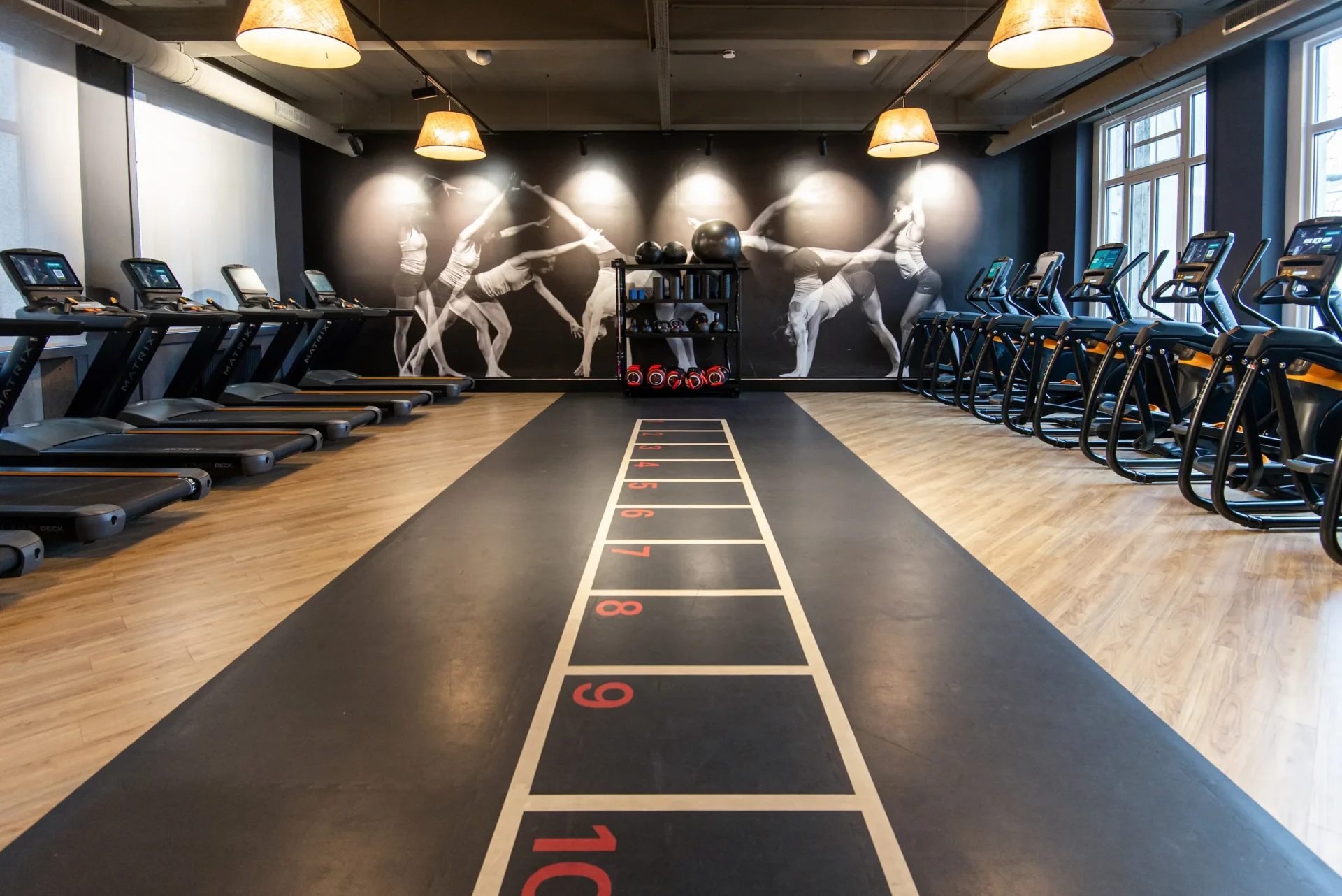 Indoor running track between treadmills and ellipticals at EVO Fitness Mariahilfer Strasse cardio zone