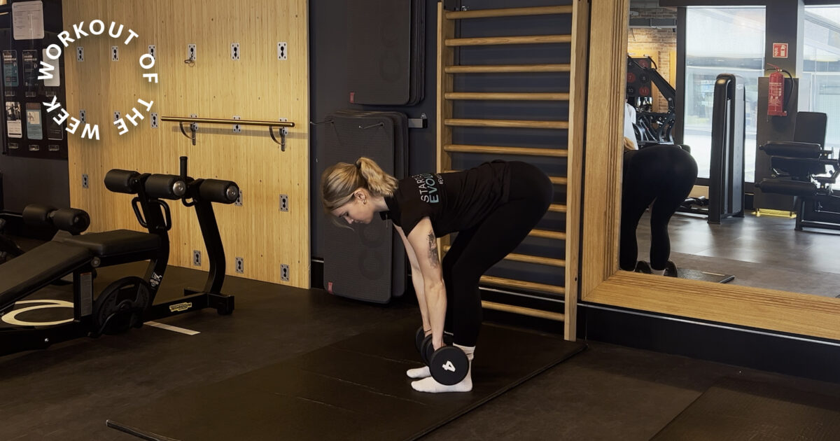 dumbbell EMOM workout - Mädchen im Funktionsbereich beim EMOM-Training mit Kurzhanteln