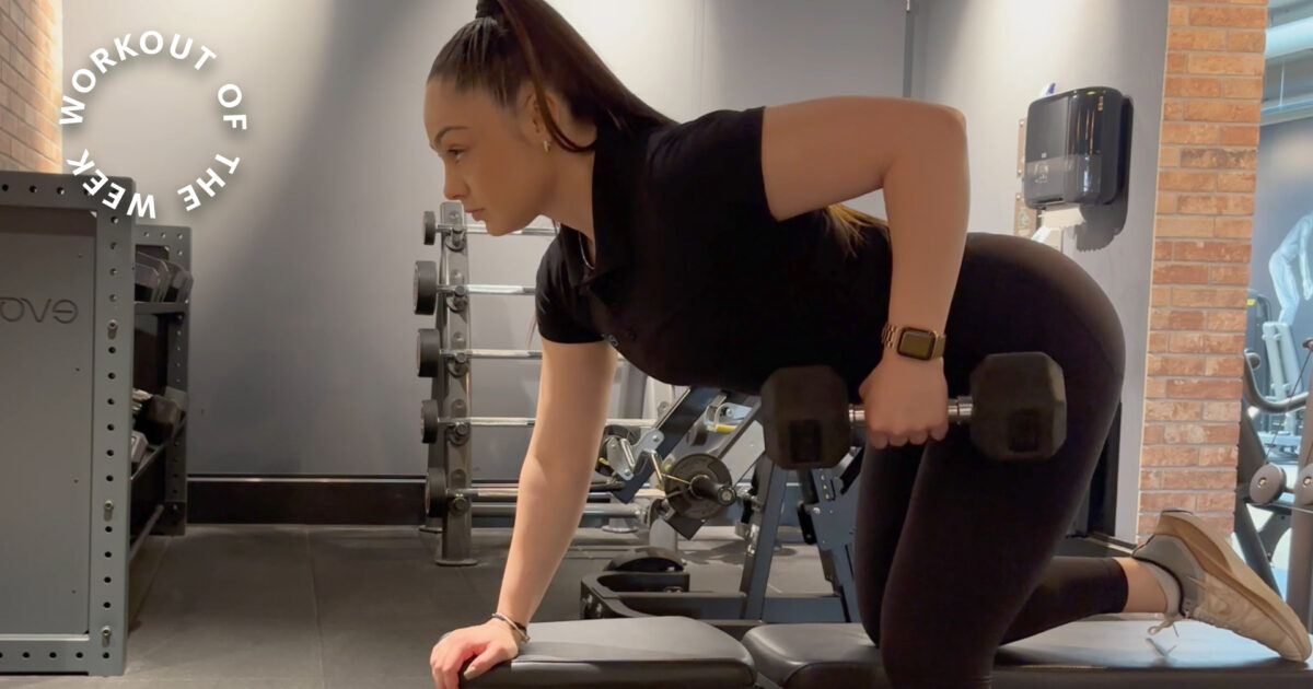 pull Krafttraining – Frau auf der Bank macht einarmige Pull-ups