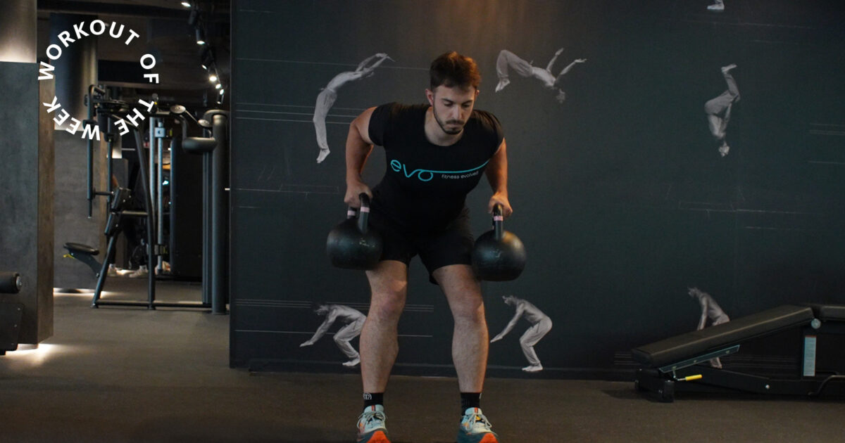 Ganzkörper-Workout auf Zeit - Mann macht Rudern mit Kettlebells bei EVO Fitness vor cooler Wandkunst im Kraftbereich