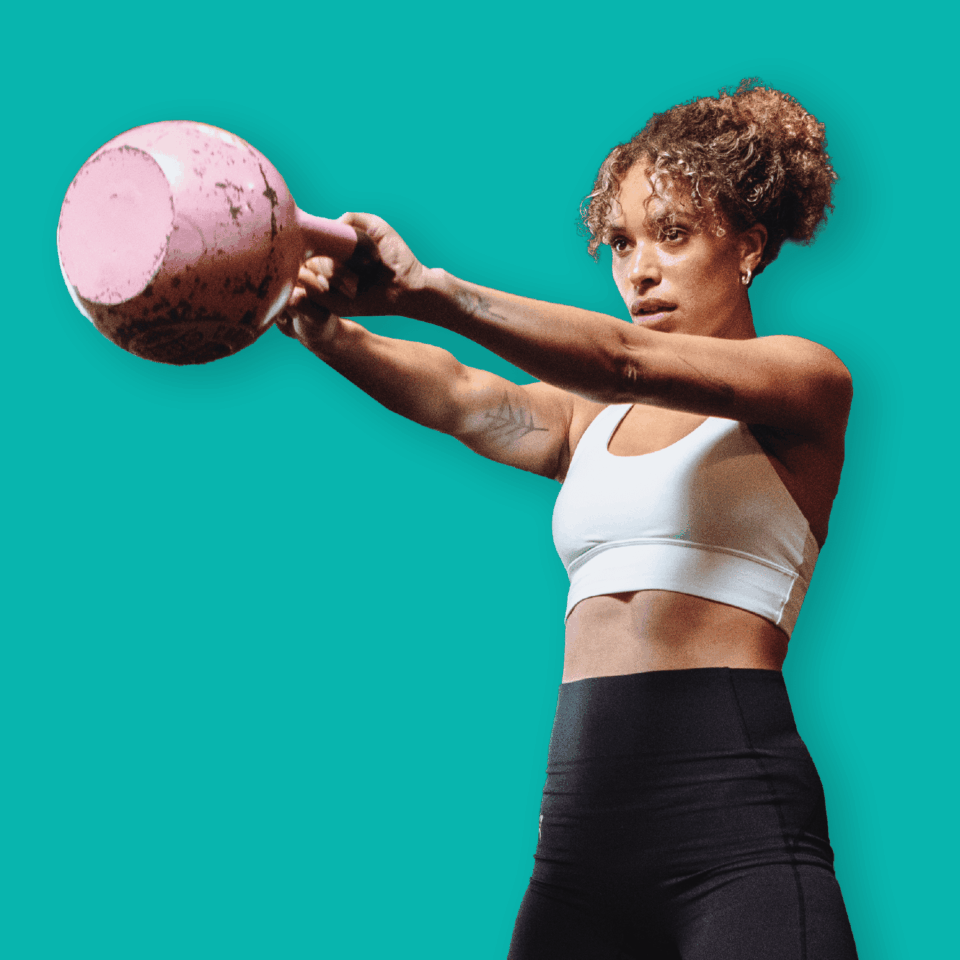 Sportliche Frau führt Kettlebell Swing aus