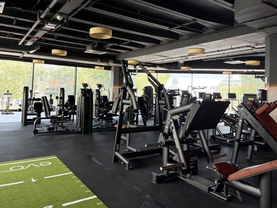 Modern strength area with machines and turf at EVO Vienna Franz-Josefs-Bahnhof