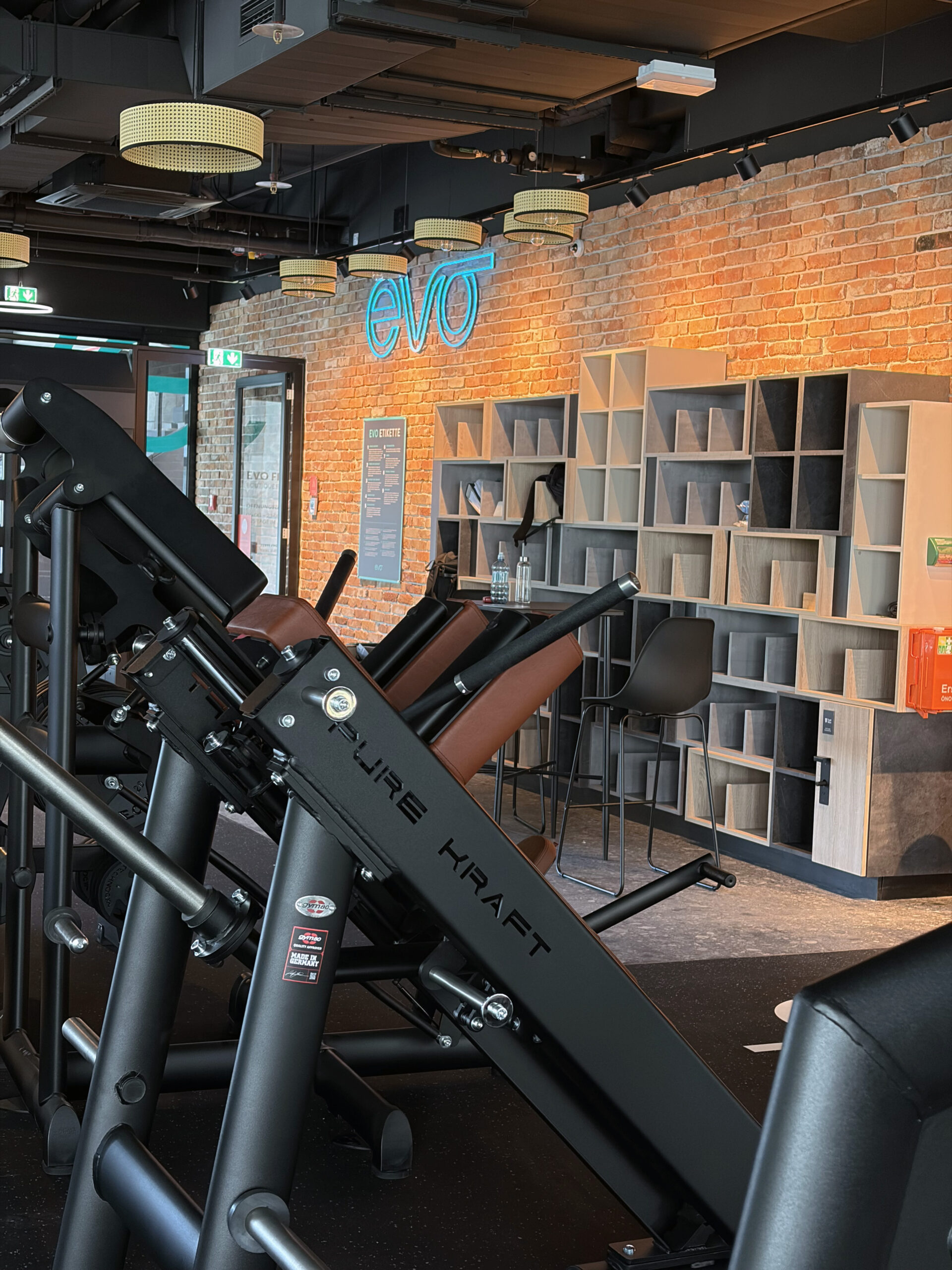 Functional-Training-Zone mit Equipment und EVO Logo im Wien Franz-Josefs-Bahnhof
