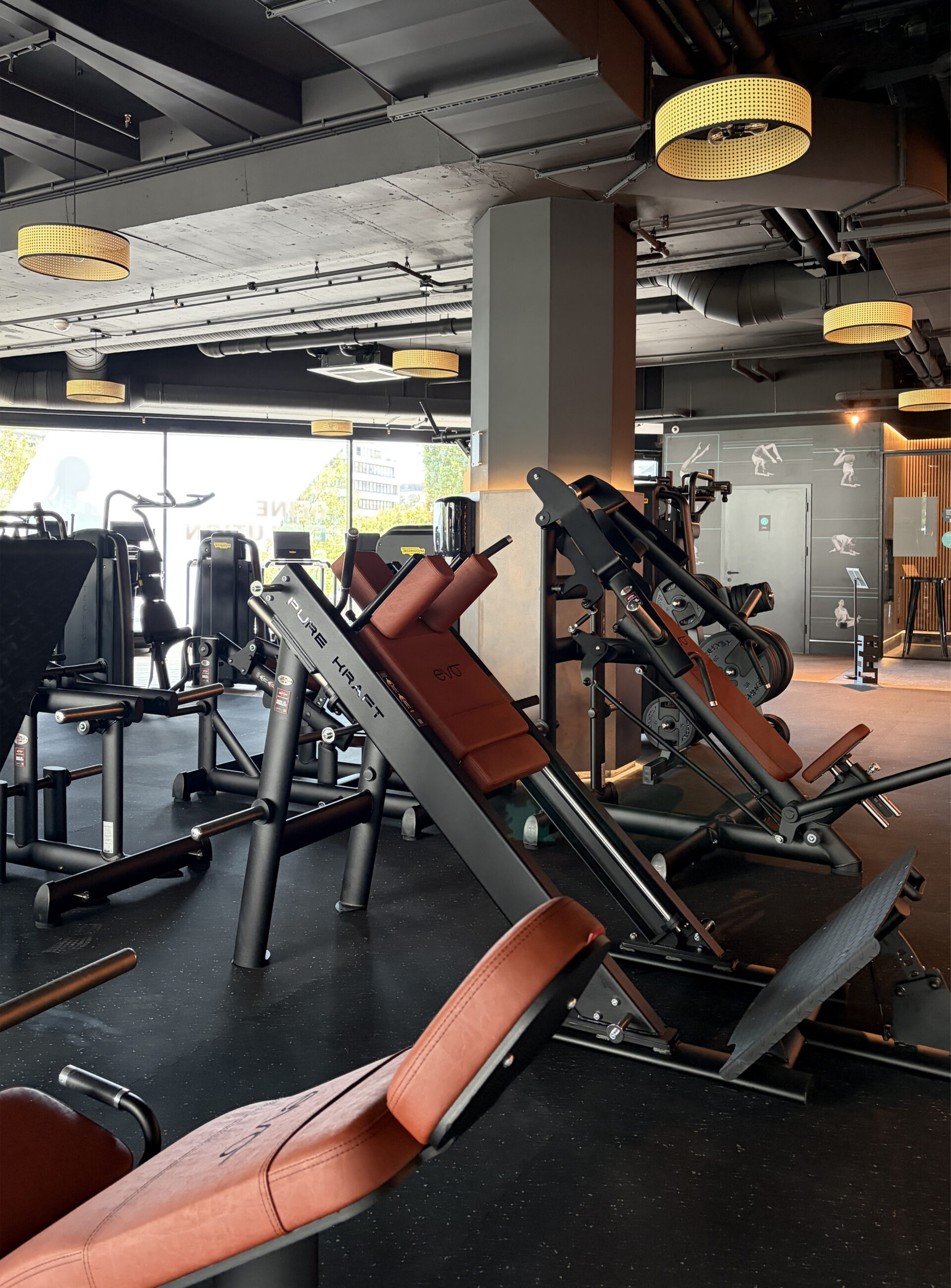 Legpress mit Gewichtsscheiben im offenen Trainingsbereich im EVO Wien Franz-Josefs-Bahnhof