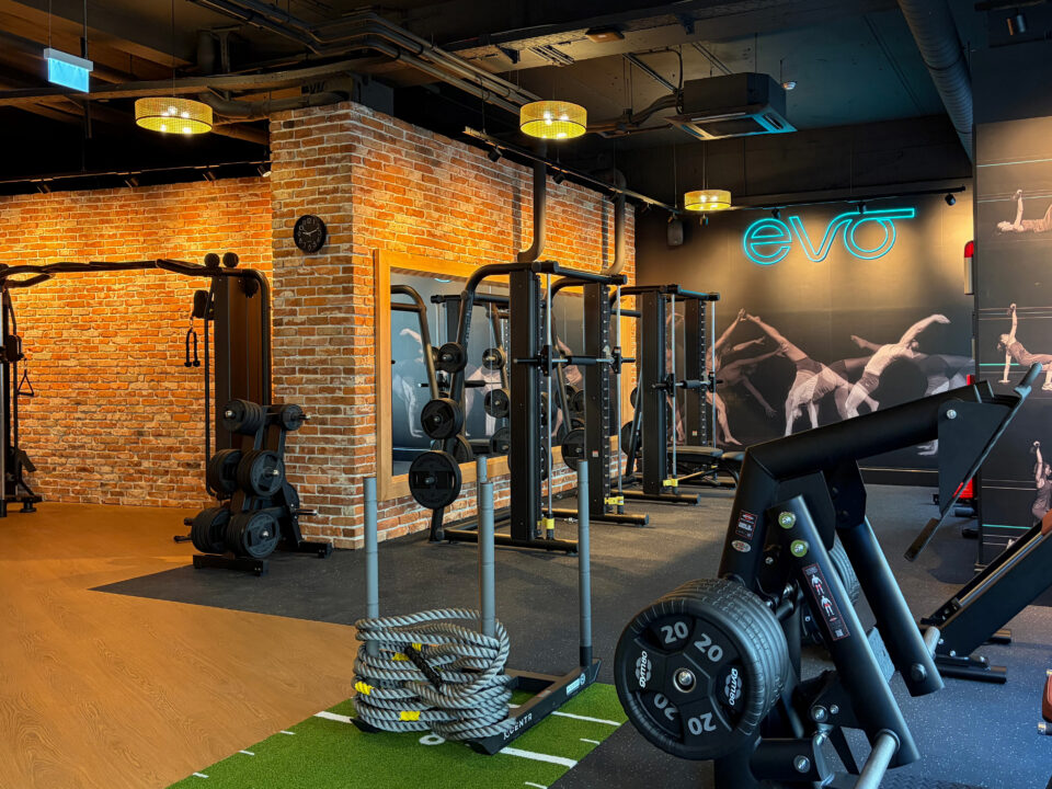 Strength training area with premium gym equipment at EVO Graz Hans-Sachs-Gasse.