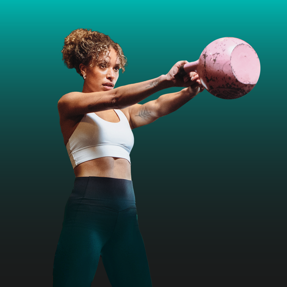 Sportliche Frau führt Kettlebell Swing aus