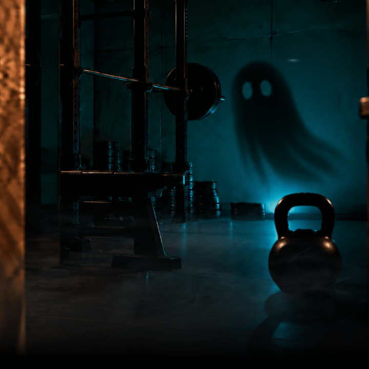 Halloween-Szene im Fitnessstudio mit geisterhaftem Schatten, Gewichten und atmosphärischer blauer Beleuchtung.