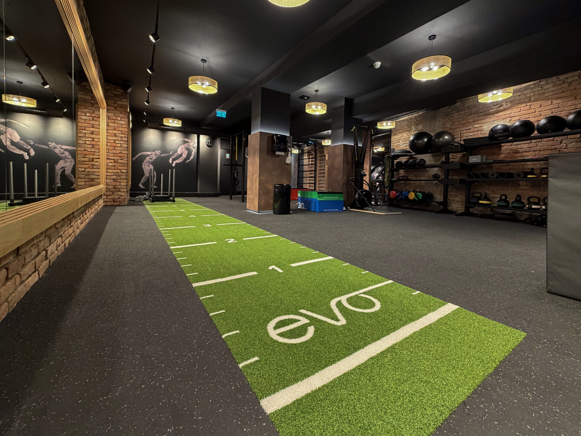Functional training area with EVO turf, kettlebells and training equipment at EVO Fitness Vienna Praterstrasse.