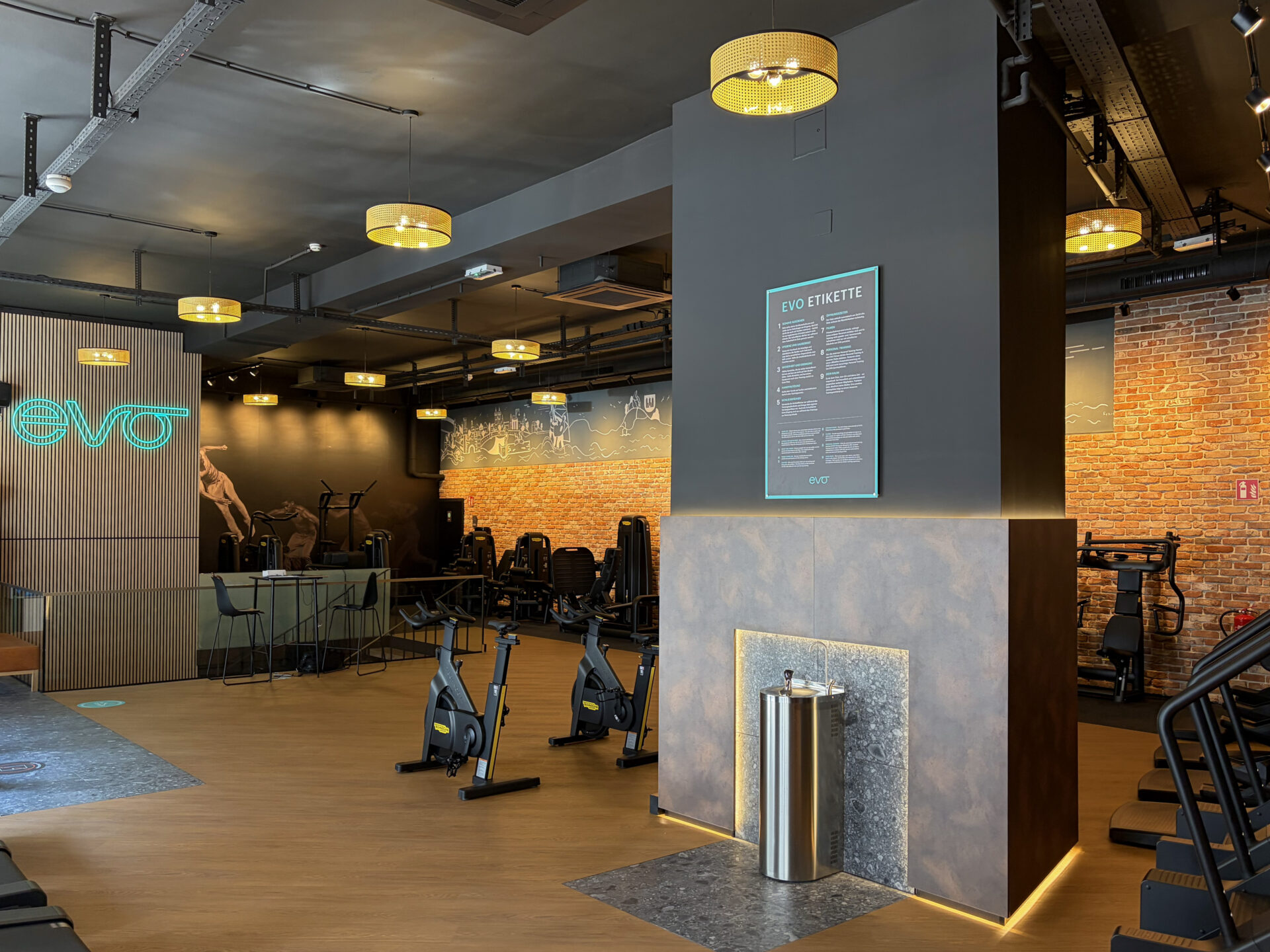 Modern training area with cardio and strength equipment at EVO Fitness Vienna Praterstrasse.
